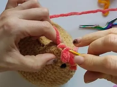 Crochet chicken pattern: crest Crochet chicken pattern crest