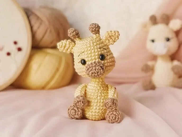 Crochet baby giraffe amigurumi