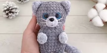 Little plush cat crochet toy