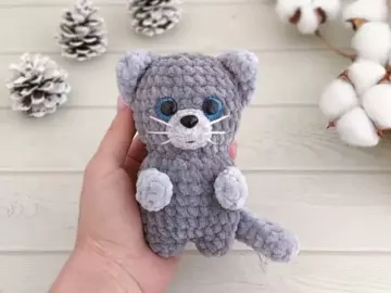 Little plush cat crochet toy