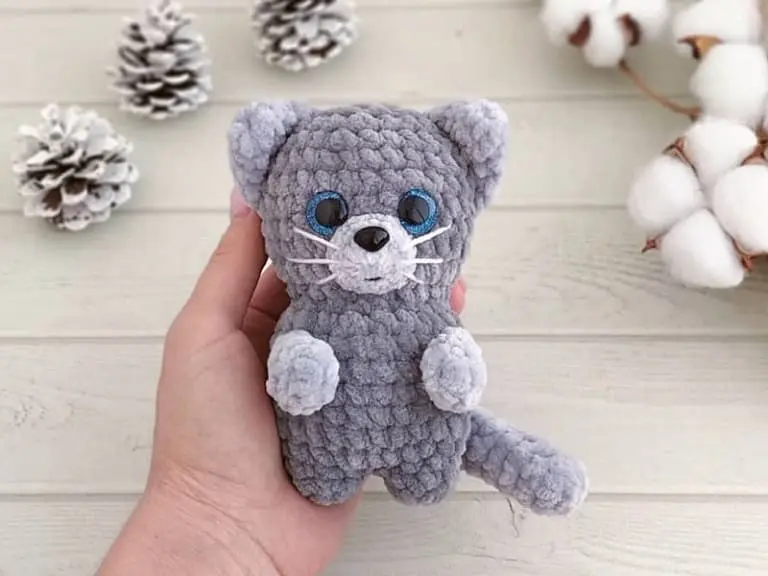 Little plush cat crochet toy