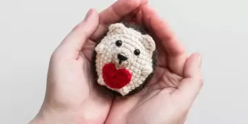 Valentine hedgehog crochet pattern