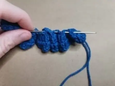 Crochet ruffle collar for a toy