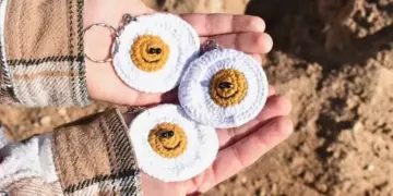 Crochet fried egg keychain pattern