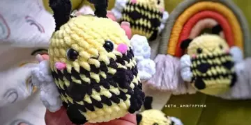 Crochet plush bee keychain