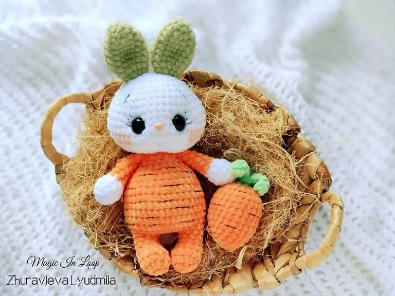 Crochet small carrot and bunny