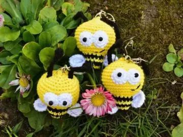 Crochet funny bee keychain