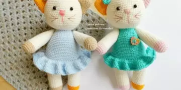 Amigurumi cat in dress