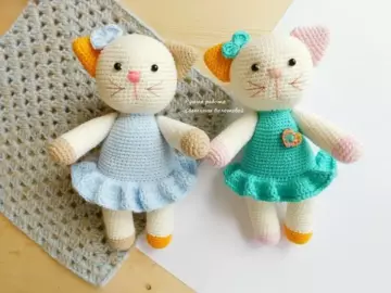 Amigurumi cat in dress